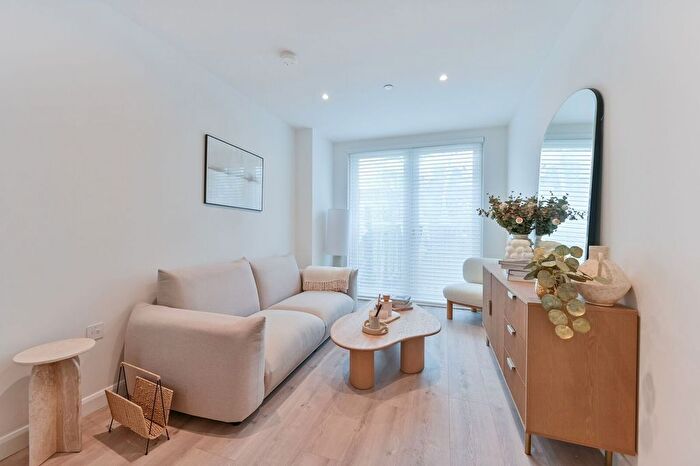 2 Bedroom Flat To Rent In Wandle Place, Earlsfield, Wimbledon, SW18