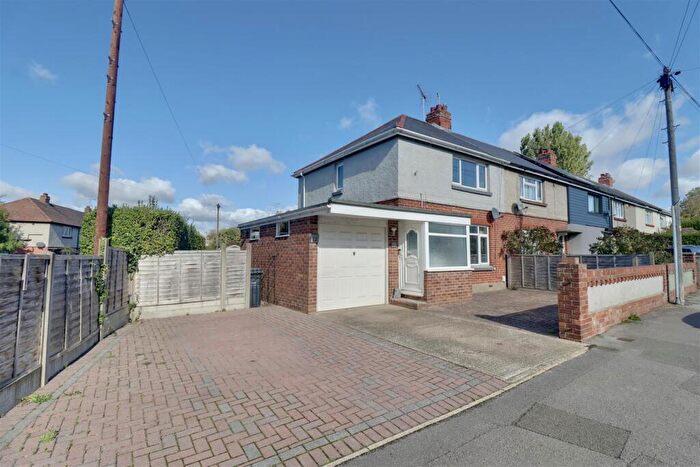 2 Bedroom End Of Terrace House For Sale In Shaftesbury Avenue, Waterlooville, PO7