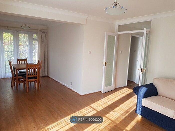 2 Bedroom Flat To Rent In Delroy Court, London, N20