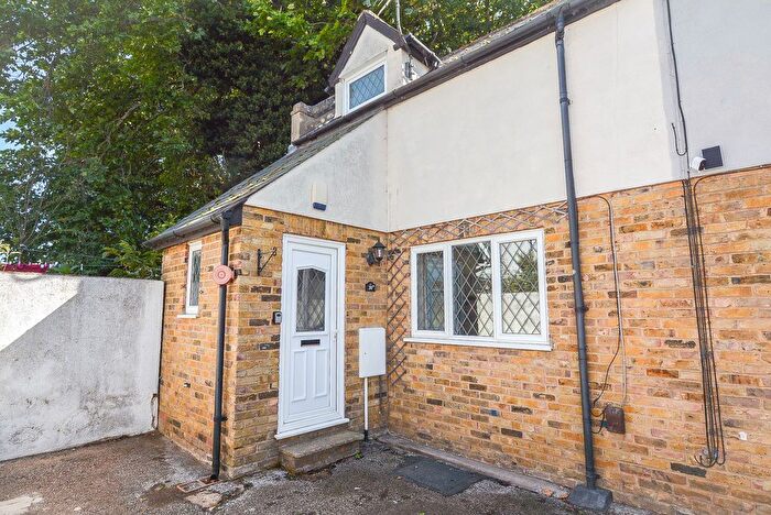 1 Bedroom Semi-Detached House For Sale In North Avenue, Southend-On-Sea, SS2