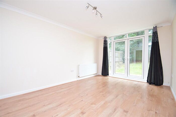 2 Bedroom Flat To Rent In Cairnpark. Rickmansworth Road, Watford, WD18