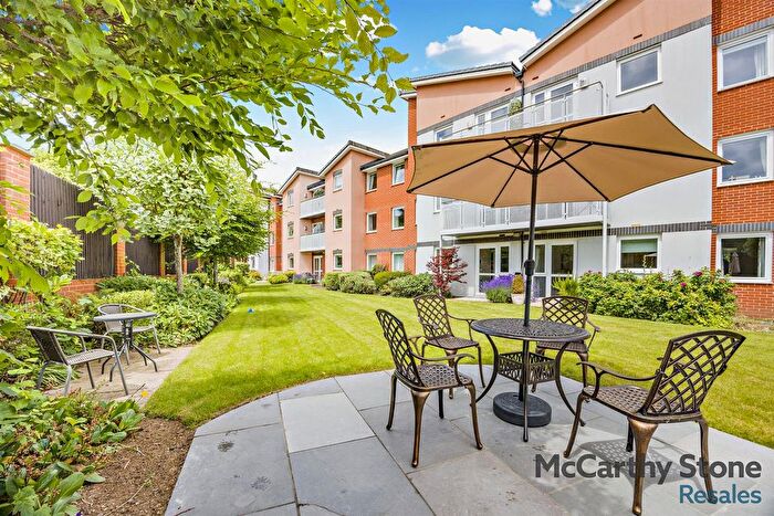 2 Bedroom Flat For Sale In Benedict Court, Western Avenue, Newbury, Berkshire, RG14