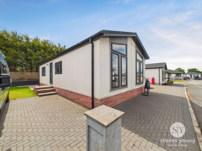 2 Bedroom Mobile/park Home For Sale In Le Dale Mobile Holiday Park, Longsight Road, Clayton Le Dale, Blackburn, BB1
