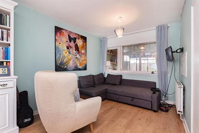 3 Bedroom Ground Maisonette For Sale In Olney Road, London, SE17