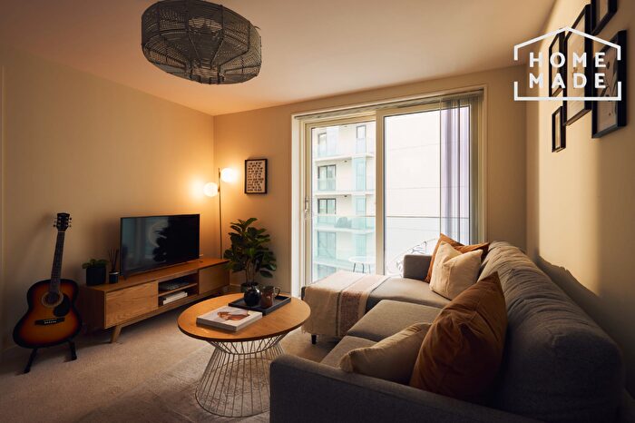 2 Bedroom Flat To Rent In Chapel Wharf, Salford, M3