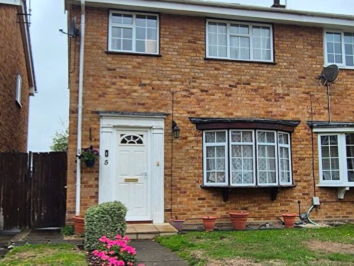 3 Bedroom Semi-Detached House For Sale In Fintry Walk, Farnborough, GU14