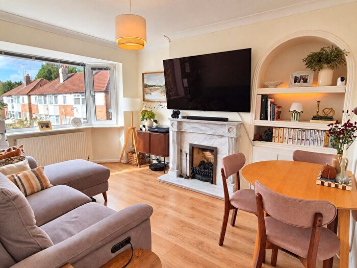 2 Bedroom Maisonette For Sale In St. Marks Close, New Barnet, EN5