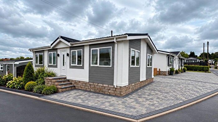 2 Bedroom Mobile/park Home For Sale In Sandfield Farm Home Park, Lichfield Road, Brownhills, Walsall, WS8