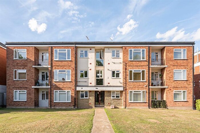 2 Bedroom Flat For Sale In Castle Avenue, Highams Park, E4
