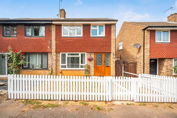 3 Bedroom House For Sale In Gleneagles Close, Daventry, NN11