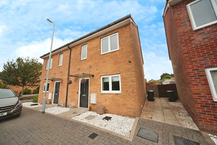 3 Bedroom Semi-Detached House For Sale In Farley Meadows, Luton, LU1