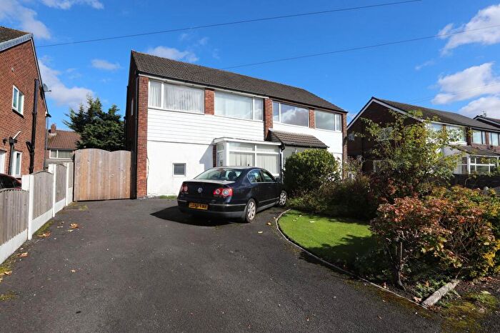 3 Bedroom Semi-Detached House For Sale In Lindrick Avenue, Whitefield, M45