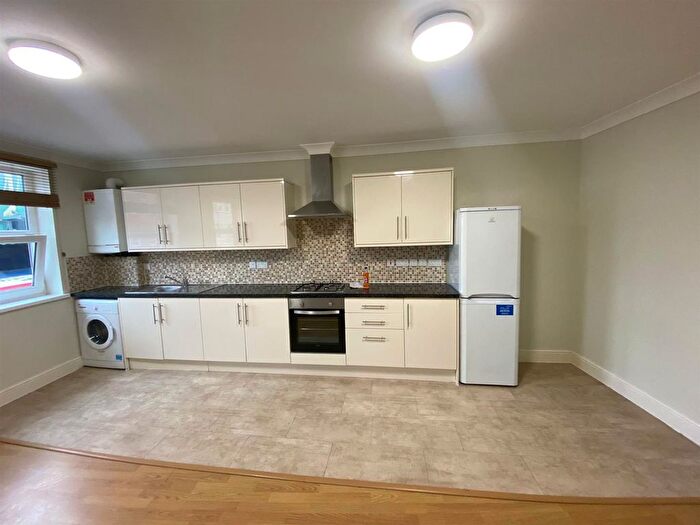 3 Bedroom Flat To Rent In (Top Floor Flat) Bethnal Green Road, London, E2