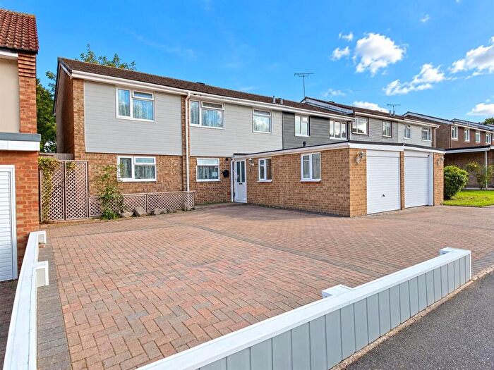 4 Bedroom End Of Terrace House For Sale In Courtfield Avenue, Chatham, ME5