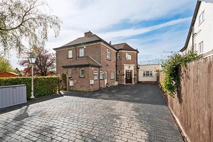 4 Bedroom Detached House For Sale In Otley Old Road, Weetwood, LS16