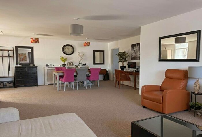 2 Bedroom Apartment To Rent In Kingston Road, Leatherhead, Surrey, KT22