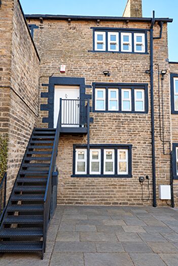 2 Bedroom Flat To Rent In Cooper Street, Springhead, OL4