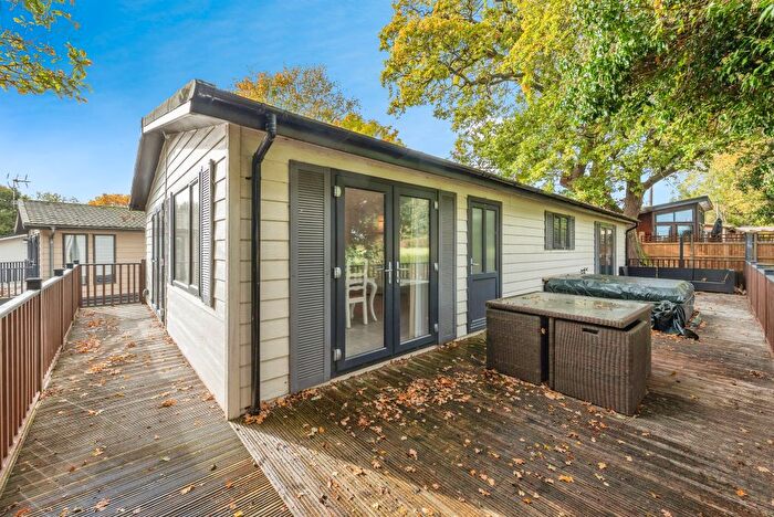 2 Bedroom Mobile/park Home For Sale In Bacton Road, North Walsham, NR28