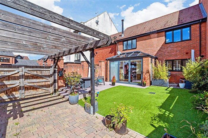 4 Bedroom Semi-Detached House For Sale In Hawley Drive, Leybourne, Kent, ME19