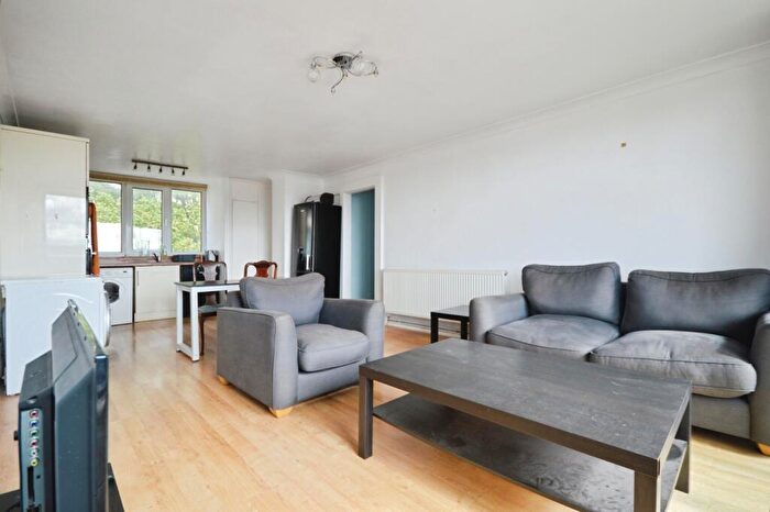 2 Bedroom Flat To Rent In Humber Crescent, Rochester, Kent, ME2