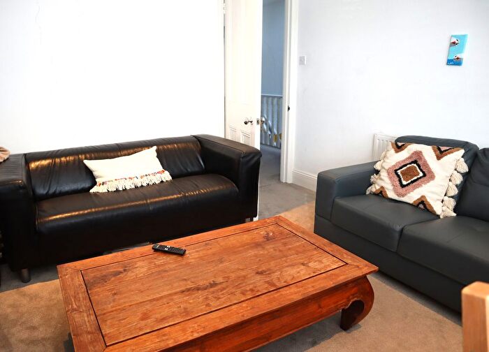 3 Bedroom Maisonette To Rent In Burnbury Road, London, SW12