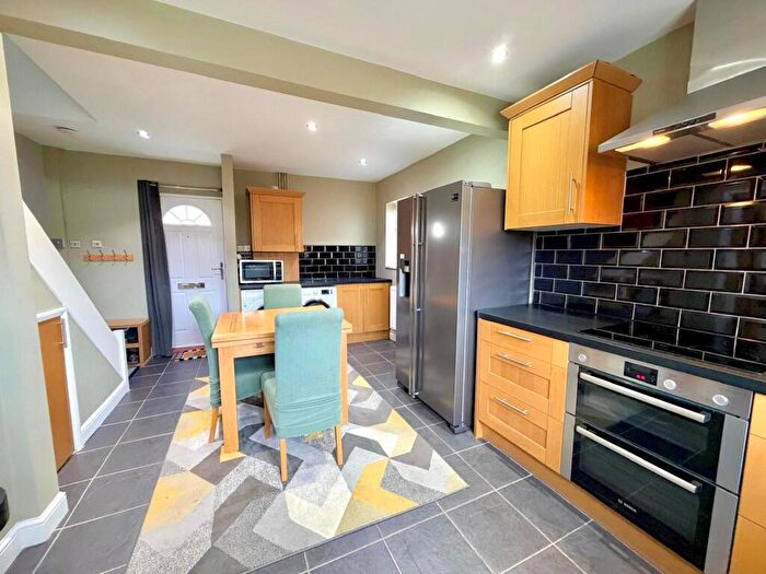 3 Bedroom End Of Terrace House For Sale In Weyhill Close, Park South, Swindon, SN3