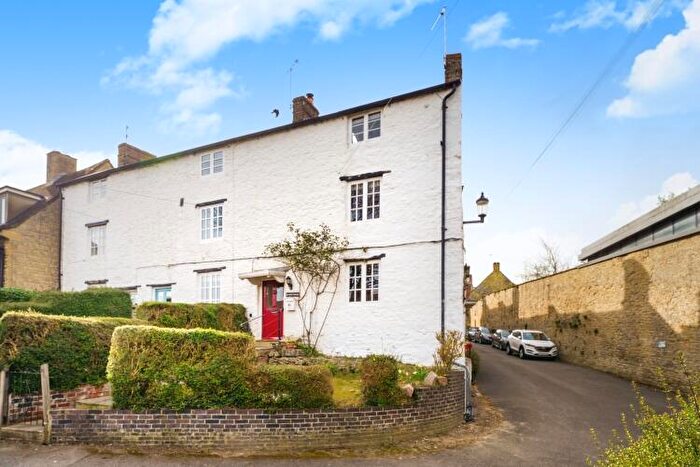 2 Bedroom Terraced House To Rent In Oxford Street, Woodstock, OX20