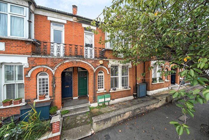 2 Bedroom Maisonette For Sale In Bramshot Avenue, London, SE7