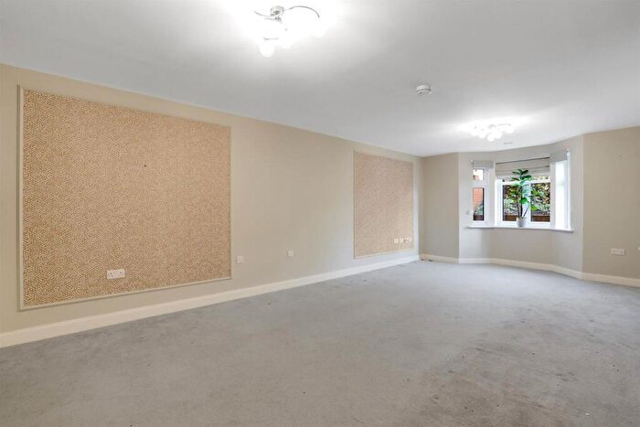 2 Bedroom Apartment For Sale In Outwood Lane, Chipstead, Coulsdon, CR5