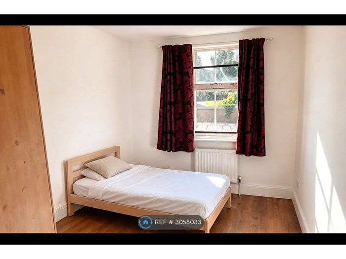 2 Bedroom Flat To Rent In Hermit Road, Canning, E16