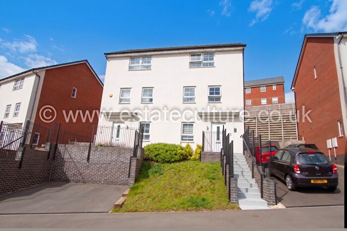 4 Bedroom Semi-Detached House For Sale In Gorsy Way, Nuneaton, CV10