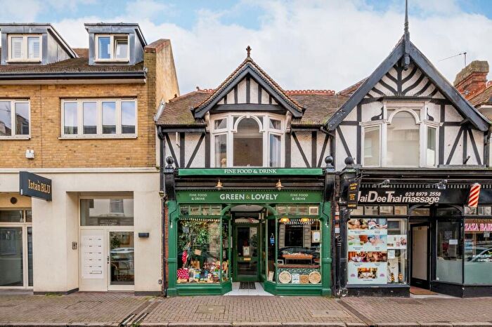 2 Bedroom Flat For Sale In Bridge Road, Hampton Court, East Molesey, KT8