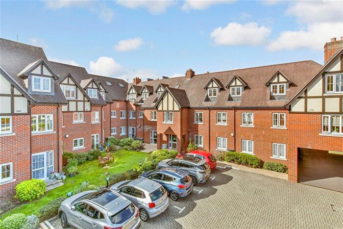 2 Bedroom Flat For Sale In Waterloo Road, Epsom, Surrey, KT19