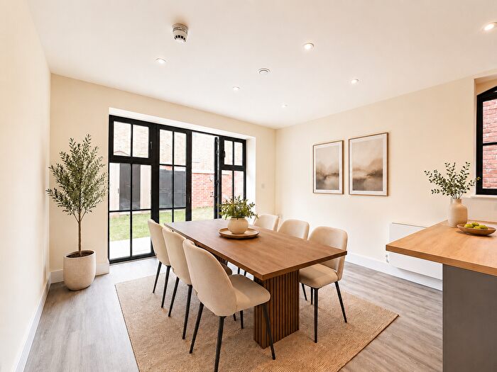 4 Bedroom Town House To Rent In Carlyle Road, Ealing, W5