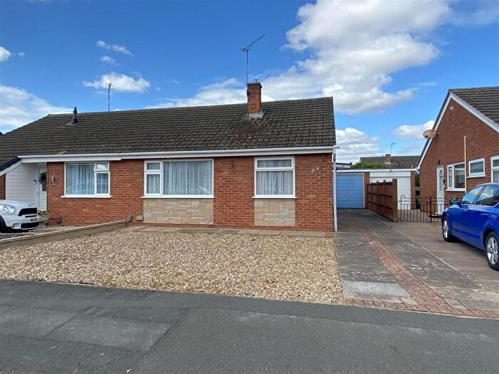 2 Bedroom Semi-Detached Bungalow For Sale In Worcester Avenue, Birstall, Leicester, LE4