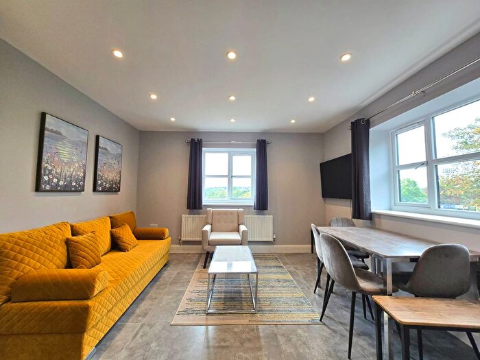 2 Bedroom Flat To Rent In Crescent Drive, Aldershot, GU12