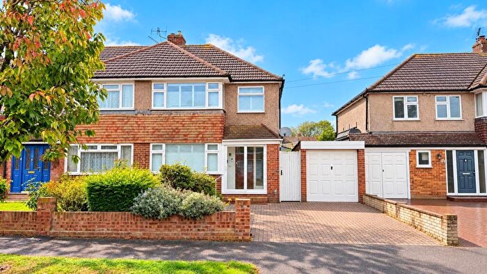 3 Bedroom Semi-Detached House For Sale In Beehive Road, Goffs Oak, EN7