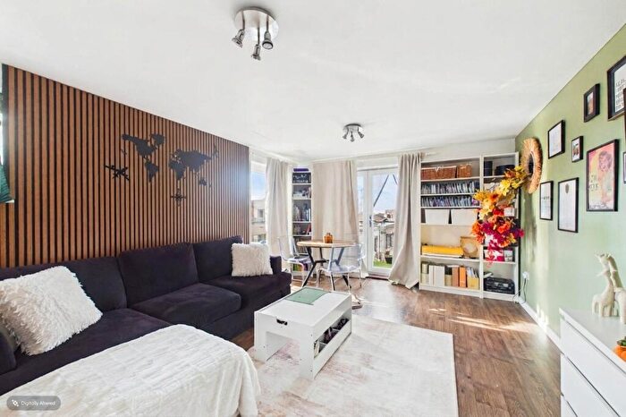 2 Bedroom Apartment For Sale In Hyde Grove, Dartford, Kent, DA1