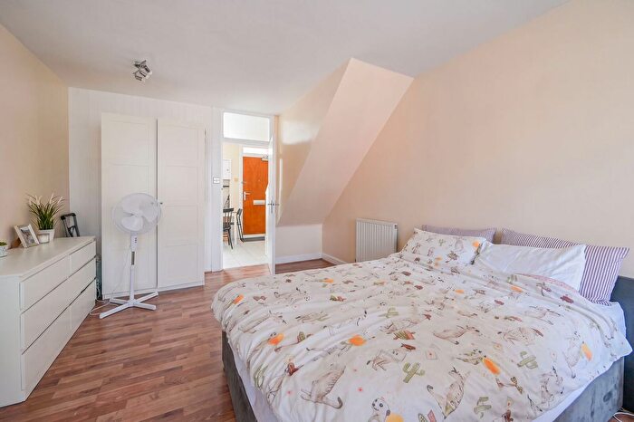 2 Bedroom Flat For Sale In Lysander House, Temple Street, Bethnal Green, London, E2