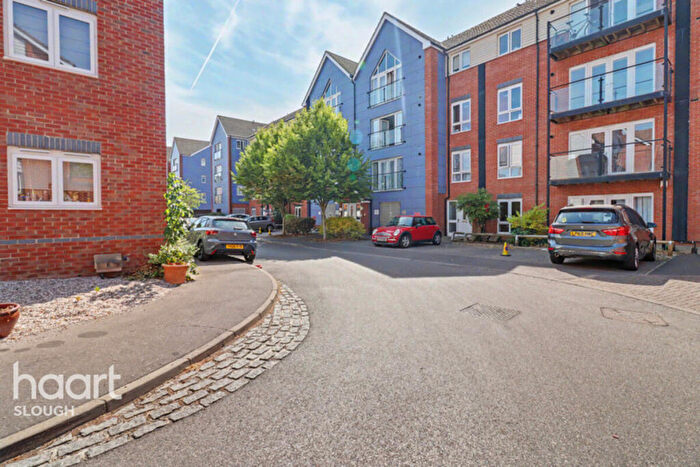 2 Bedroom Flat For Sale In Chadwick Road, Slough, SL3