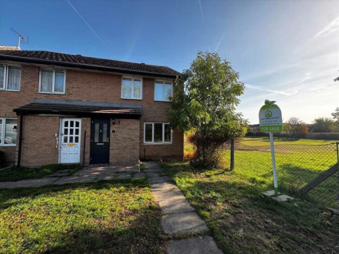 1 Bedroom Maisonette For Sale In Whitelands Way, London, Romford, RM3