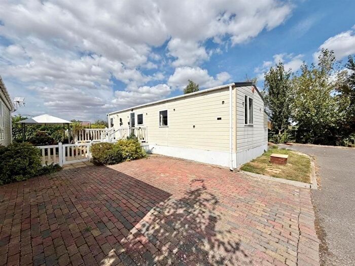 2 Bedroom Mobile/park Home For Sale In Tewkesbury Road, Norton, Gloucester, GL2