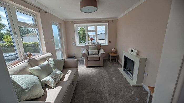 1 Bedroom Mobile/park Home For Sale In Elm Tree Park, Queen Street, Seaton Carew, Hartlepool, TS25