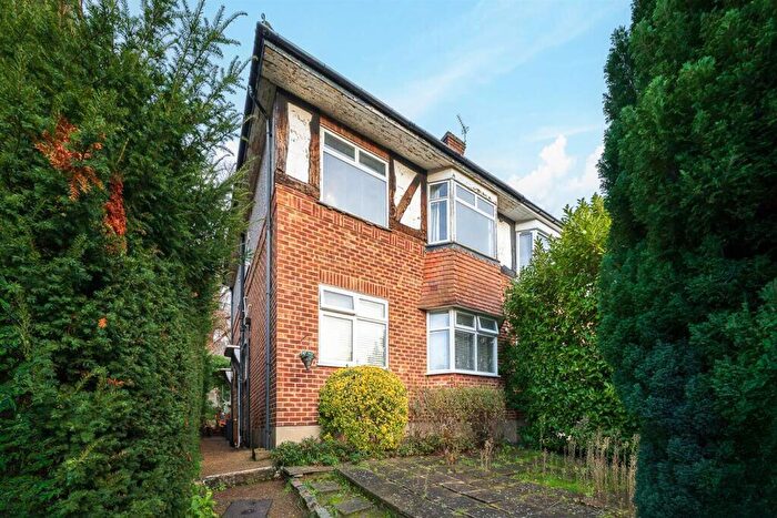 2 Bedroom Apartment For Sale In Mill Vale, Bromley, London, BR2