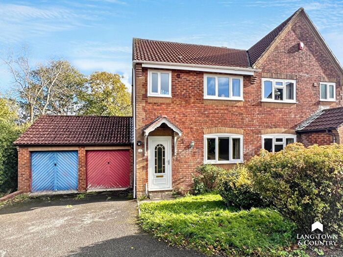 3 Bedroom Semi-Detached House For Sale In Oakfield Close, Plympton, Plymouth, PL7