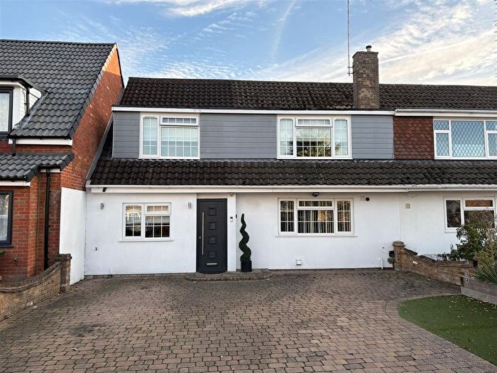 5 Bedroom Semi-Detached House For Sale In Kennett Road, Slough, SL3