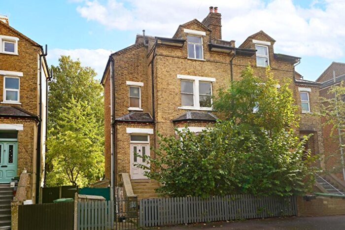 2 Bedroom Maisonette For Sale In Avington Grove, Penge, London, SE20