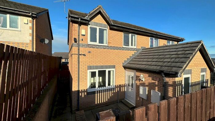 3 Bedroom Semi-Detached House For Sale In Redwood Close, Bradford, BD10