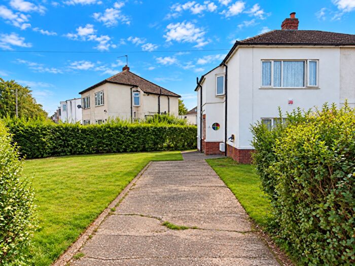 3 Bedroom Semi-Detached House For Sale In Whitefield Avenue, Luton, Bedfordshire, LU3
