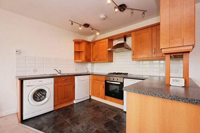 2 Bedroom Flat For Sale In Halifax Road, Huddersfield, HD3